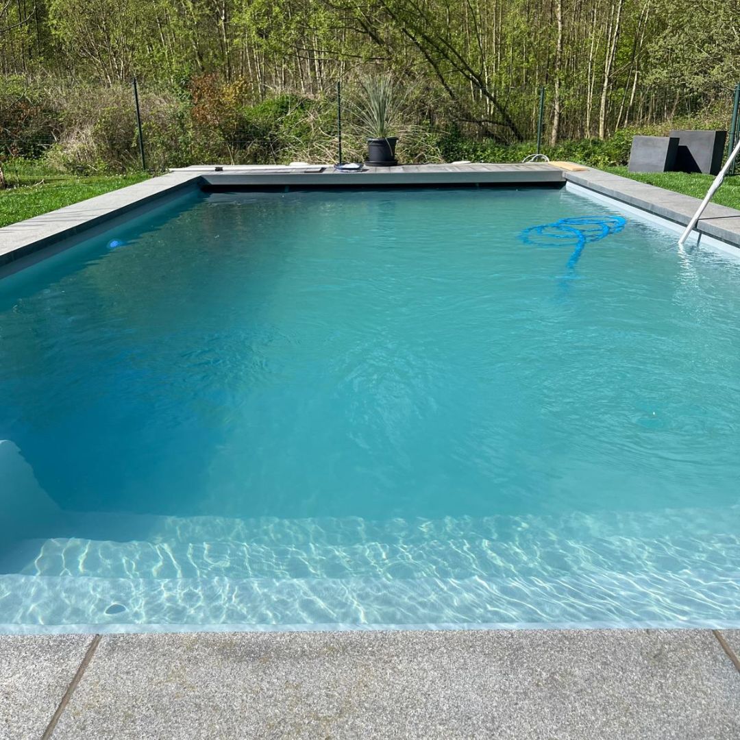 Piscine rectangulaire moderne entretenue par Azur Piscine