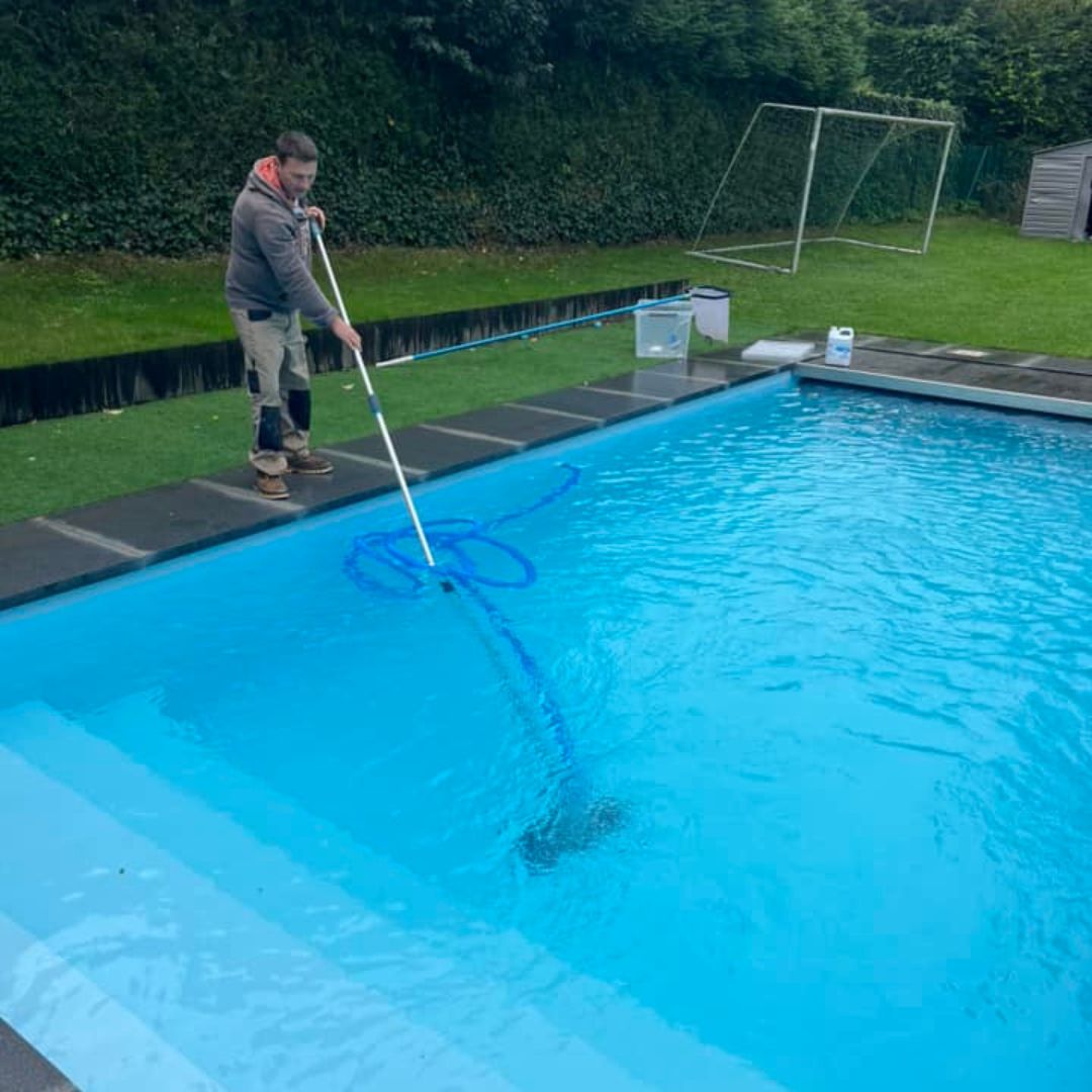 Technicien Azur Piscine lors d'une intervention d'entretien